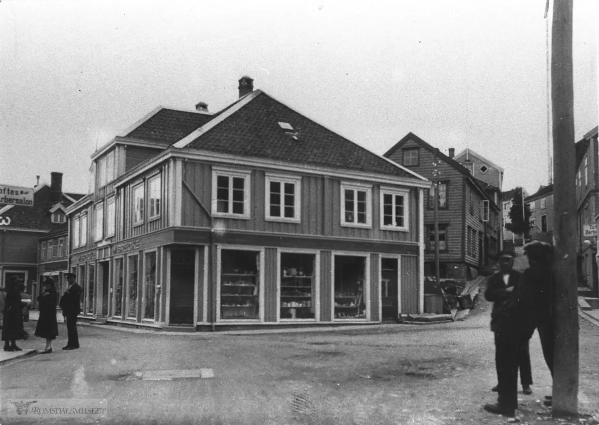 Breches glassmagasin, Martin Breckes forretningsgård storgata 31. .Til høyre ser en oppover Myrabakken, Storgata til venstre..Huset til høyre oppe i bakken er O.A Sanne`s...Madam Gørvells hus.