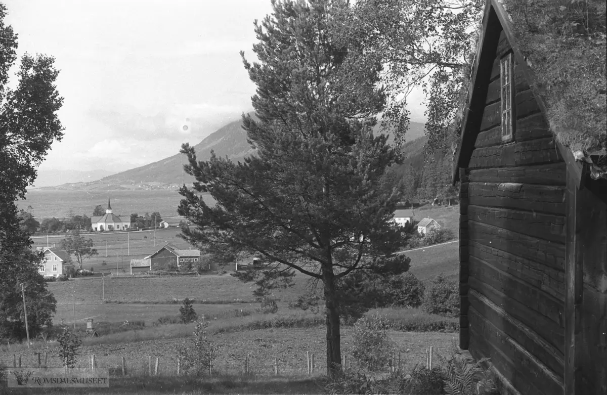 Utsikt fra Steinhaugen, Tresfjord Museum med Tresjord kirke.