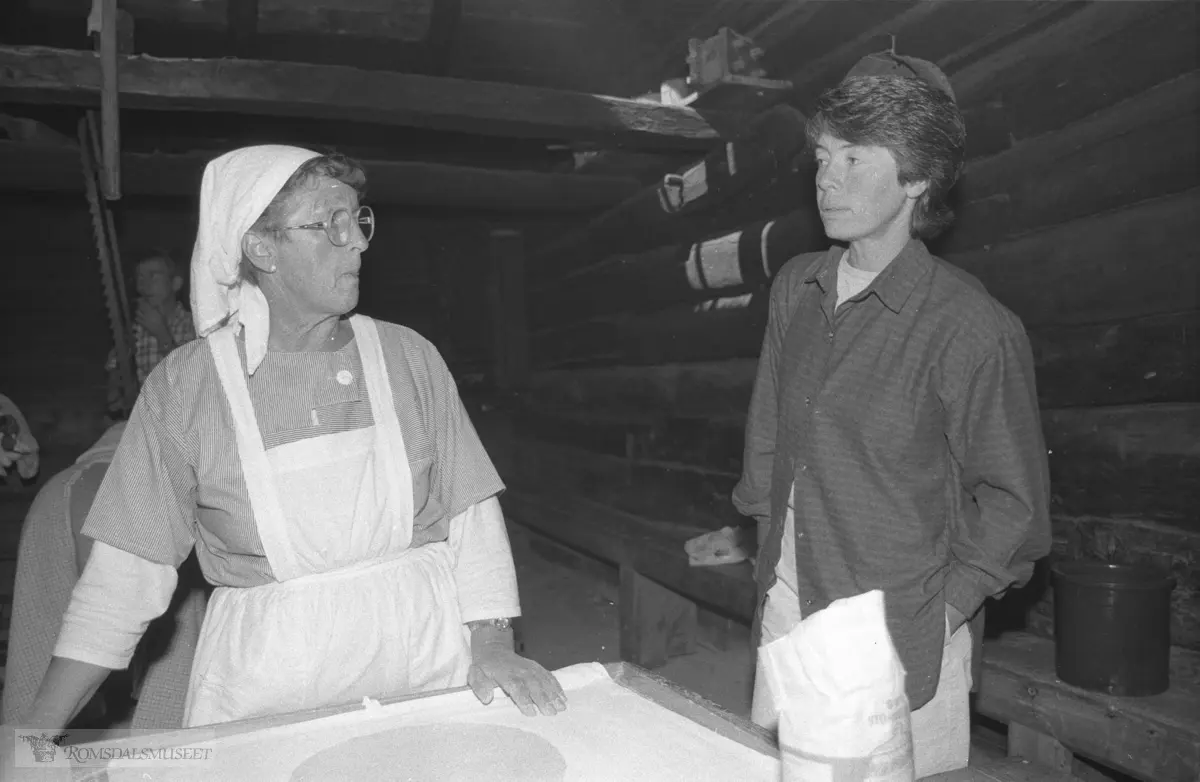 Flattbrødbaking i Hammervoll-stua..Olsok på Romsdalsmuseet. .Søre Fræna bygdekvinnelag.