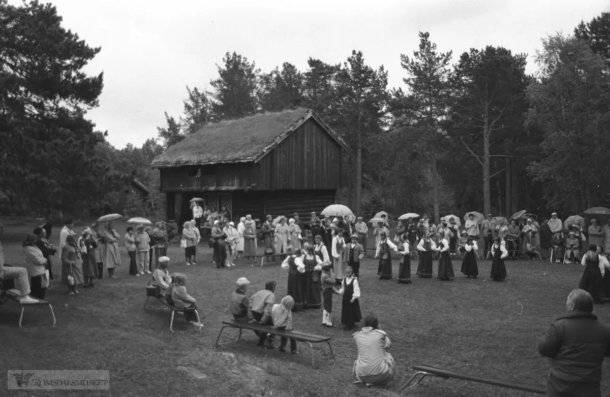 leikarringen ved Romsdalsmuseet. Eide stabburet i bakgrunnen.