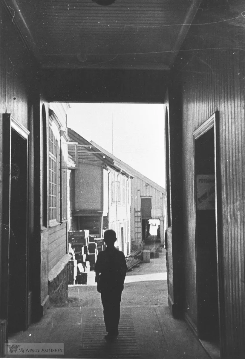 Fotograf Normann Haug i Lundsenggården hus nr 78c til høyre. I dag ca Storgata 44..N.P Dahls hus til venstre..(Se Romsdal Sogelag 1989)