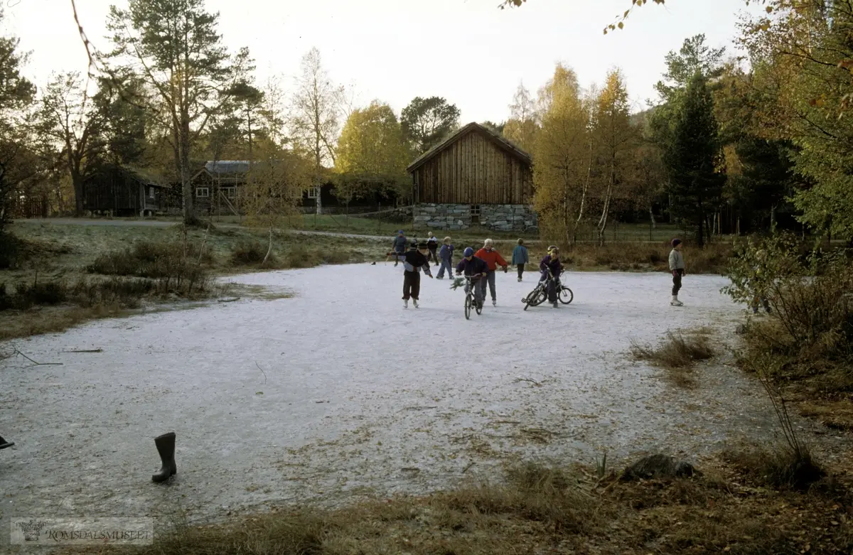 Barn leker på isen på Romsdalsmuseet.