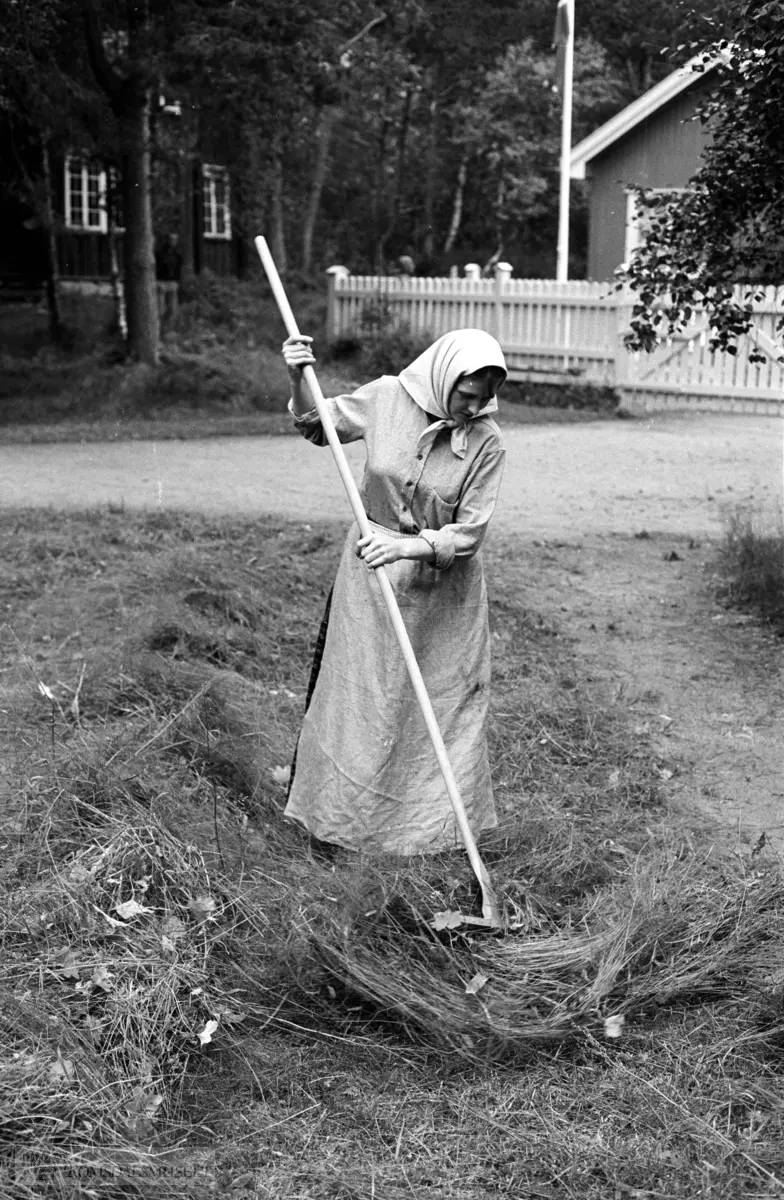 Olsokarrangementet på Romsdalsmuseet 1982. Aktører frå Vistdal bondekvinnelag med flere.