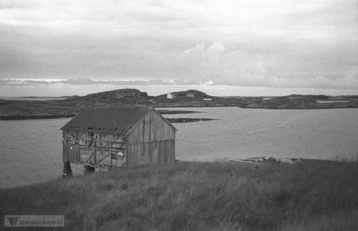 Naust (Sjøhus) Vikan, Hustad. .Skutholmen i bakgrunnen.