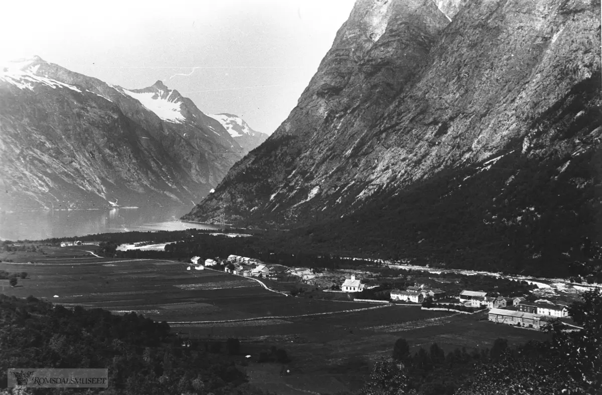 Eikesdalen ca 1905..f.v: Reitan, Utigard og Austigard med skolen på andre siden av veien, kirken fra 1866, Oppigard.