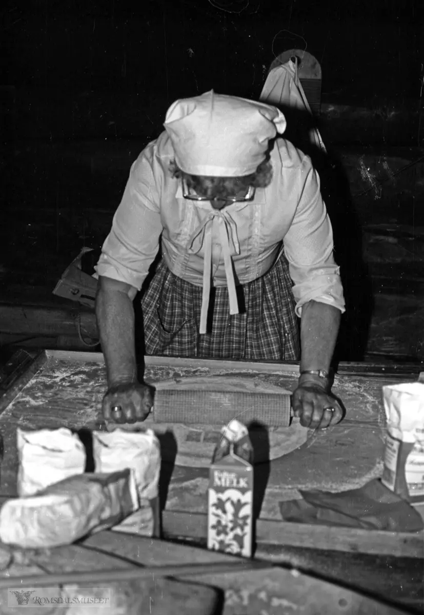 Matlaging under olsok på Romsdalsmuseet i 1986. .(aktører fra Aukra bondekvinnelag)