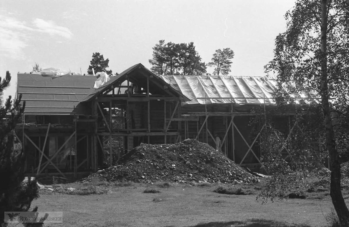 Oppføring av Kyllingstua ca 1986.