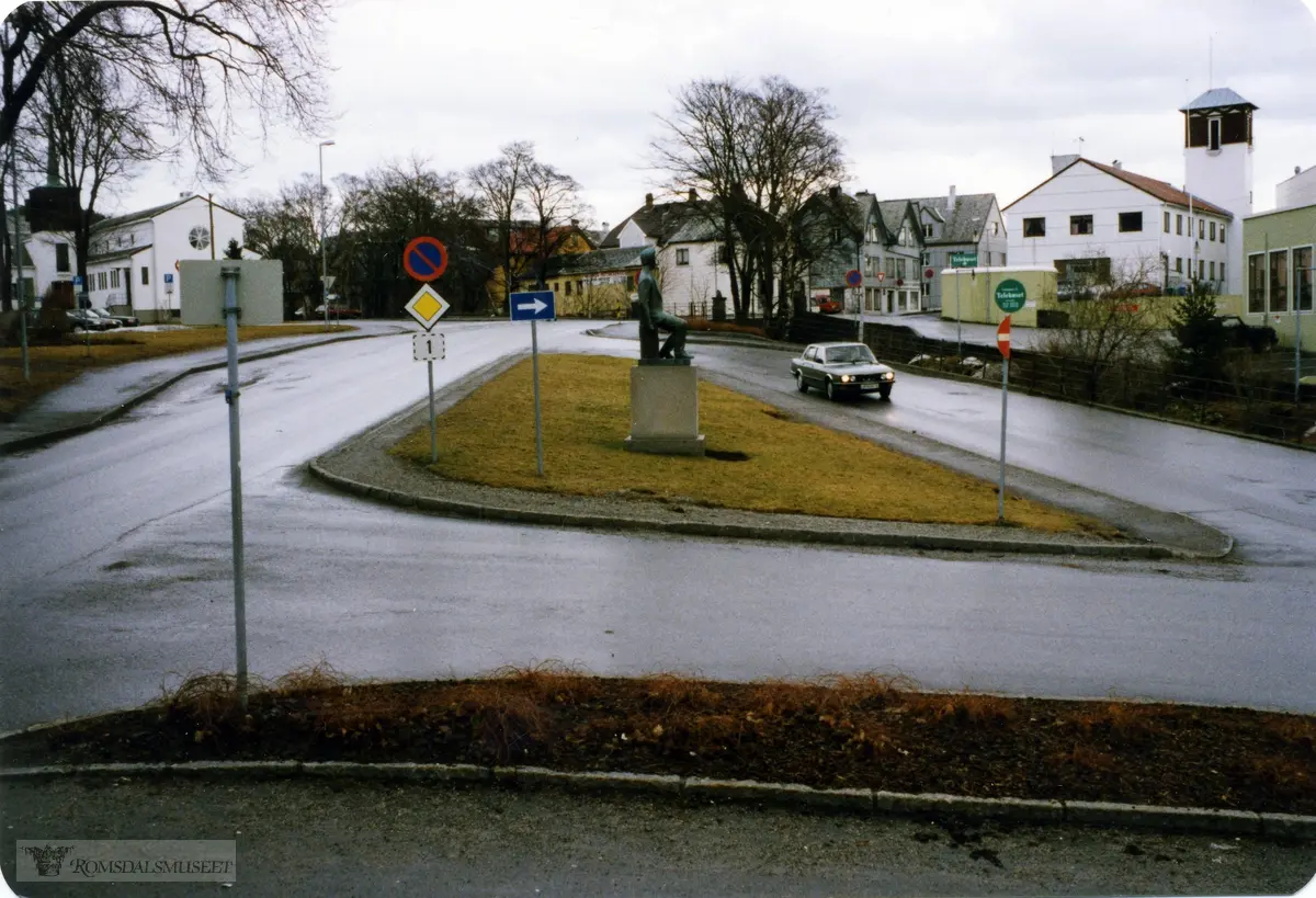 Metodistkirken til venstre, brannstasjonen til høyre.