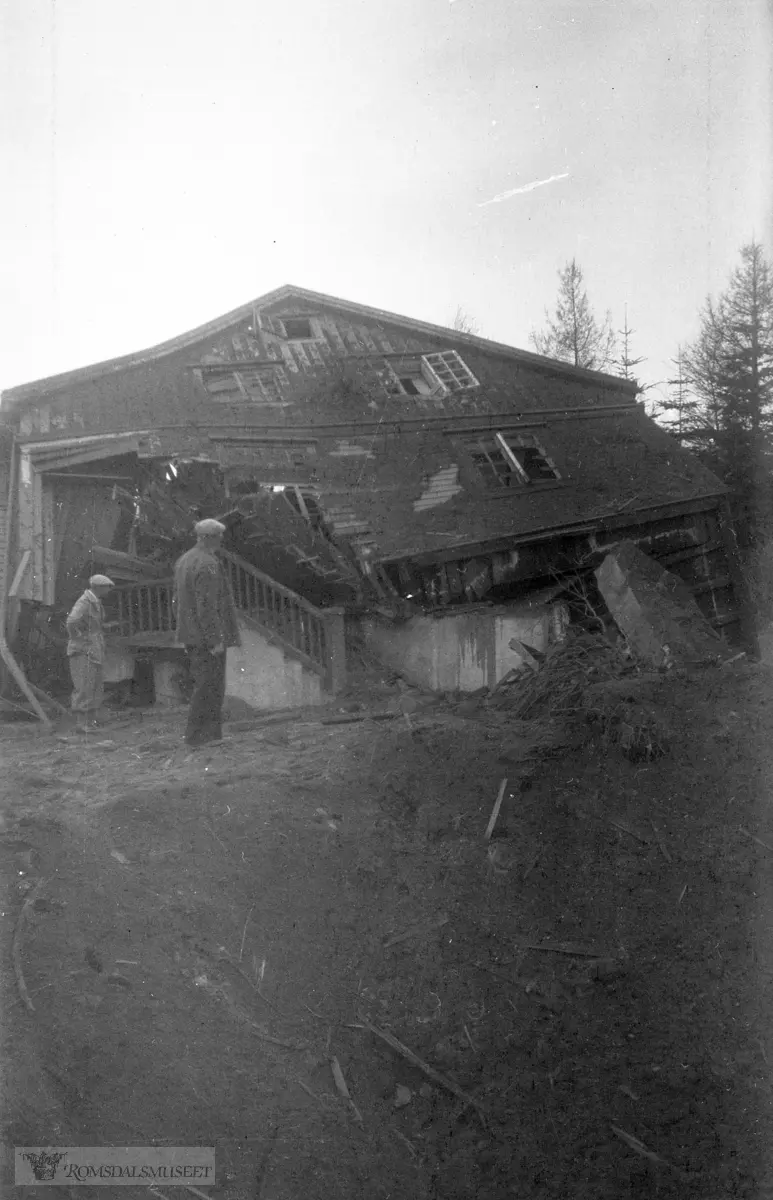 Asbjørn Sæbøe sitt hus øverst på Gørvelmarka som ble bombet 27.04.1940..(se Moldebys historie side 35).Gørvellalleen 9 i 1940 : Asbjørn Sæbø (t.v) og ein medhjelpar skal til med rydding sommaren 1940..Huset ble bombet 27.04.1940.