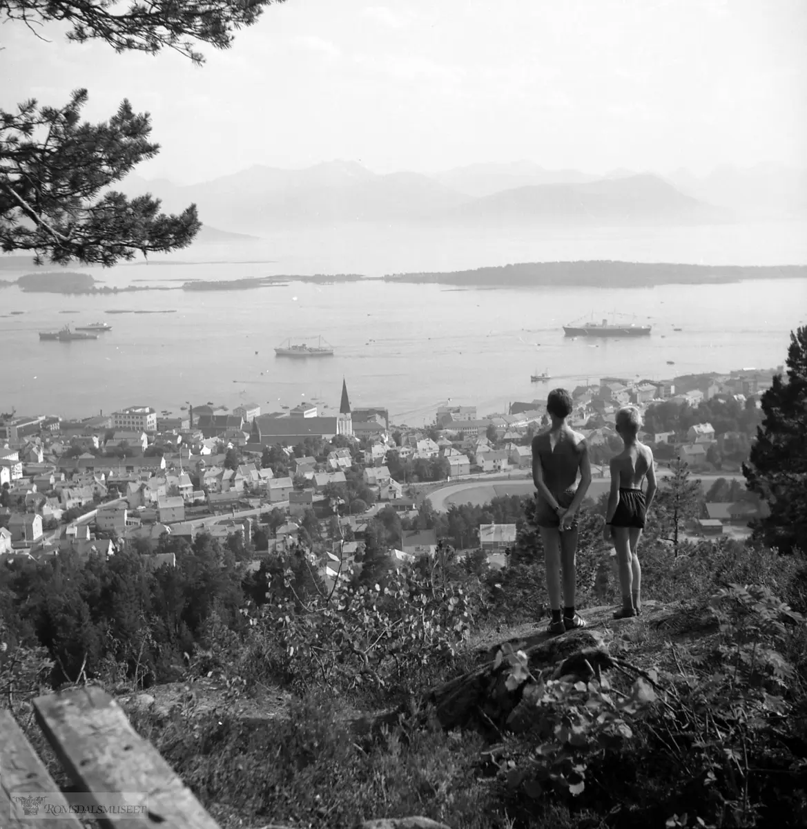 Molde by sett fra nord., Kongeskipet Norge og HMY Britannia på Moldefjorden..Dronning Elizabeth II og Kong Olav V og deres familier under feriebesøket i Romsdal 9.august...Kongebesøk av Dronning Elizabeth, prins Philip, kong Olav, Harald, Sonja..På fjorden kongeskipet Norge, HMY Britania.