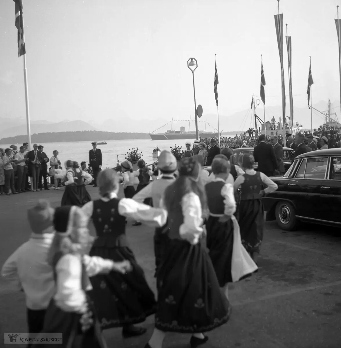 HMY Britannia på Moldefjorden..Dronning Elizabeth II og Kong Olav V og deres familier under feriebesøket i Romsdal 9.august..Leikarringen danser. .