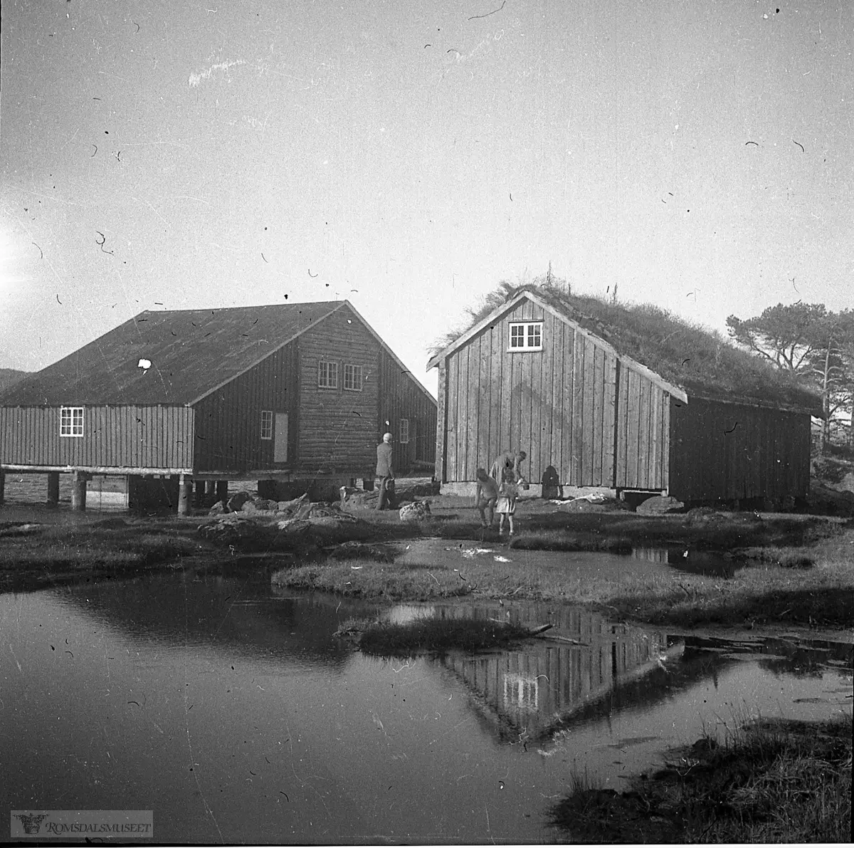 Fiskerimuseet med Tranbrenneriet og Bjørneremstua..Tranbrenneriet "kaka" fra Husøya til venstre.