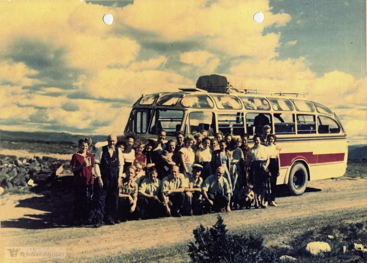 Turbuss med reg. nr. T-2187, 1952-modell, som tilhørte John Moen i Måndalen. Han hadde bussen i drift til ca. 1960.