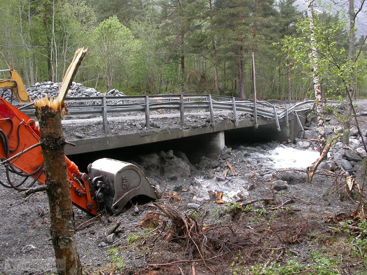 Ras ved brua over Bruåna.