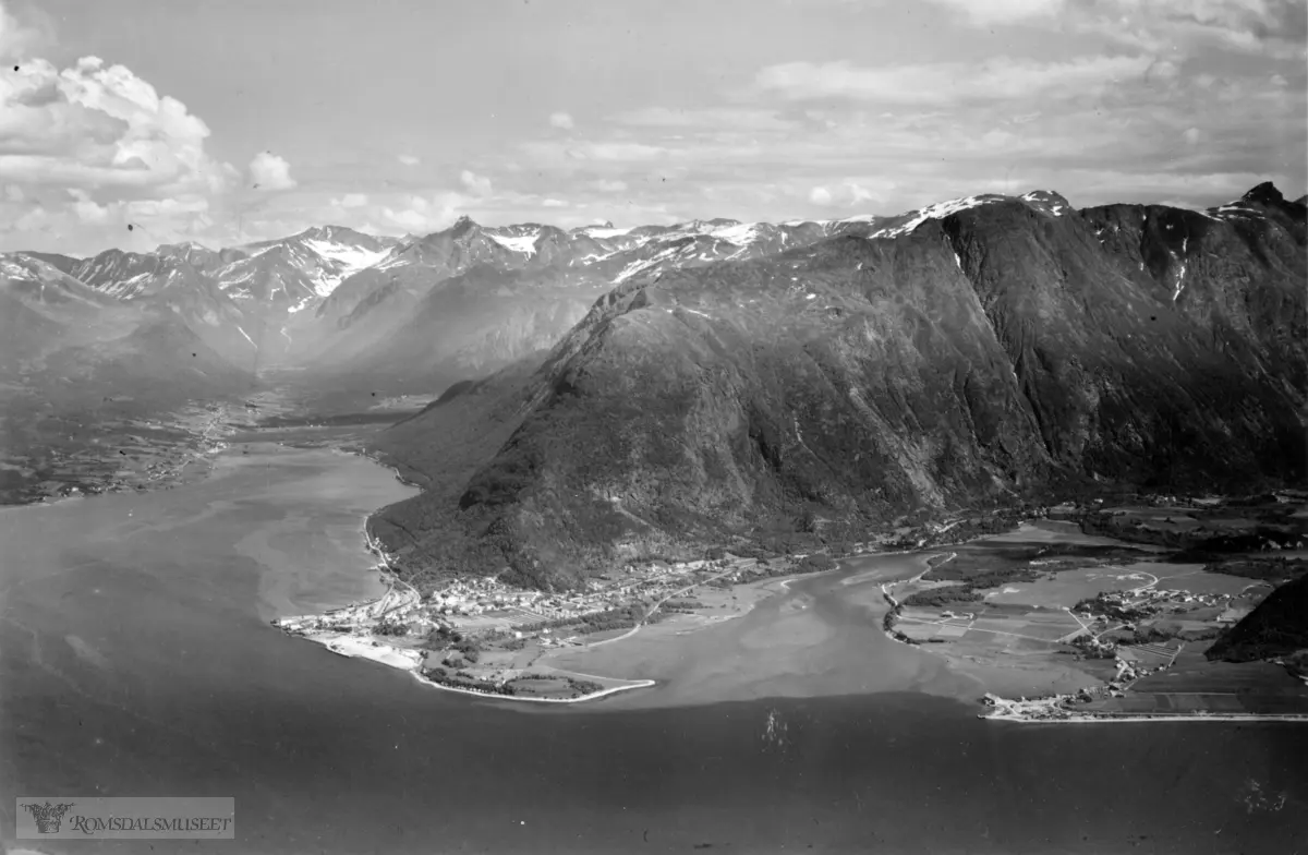 Åndalsnes med Isfjorden i bakgrunnen.