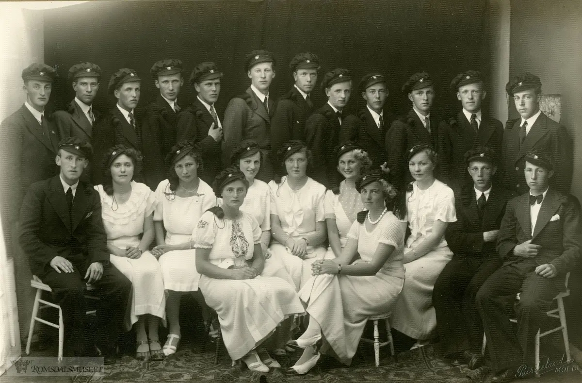 Molde kummunale høgre almenskule..Studentene fra 1935..Ikke med på bildet: Jon Flovik, Harald Helde, Olav Nilsen. I klassen gikk også : Eva Dietrichson, Esther Hjertø, Eyvind Ottesen, Synnøve Flemming (Aardalsbakke)..29 elever gikk opp til artium i 1935. Av disse var 18 døde pr 01.01.1998. .(Bilder etter advokat Hans Christian Parelius 1880-1973)
