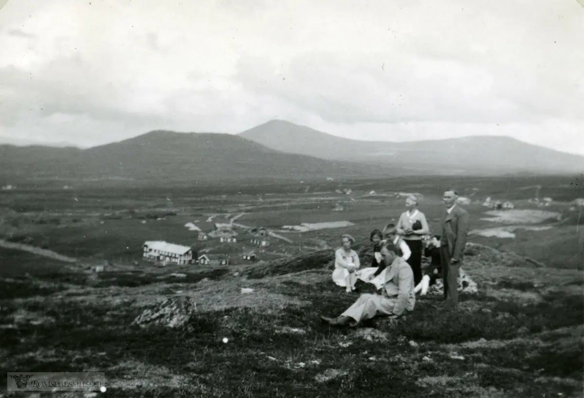 "Fra Høvringen".Høvringen er ei fjellgrend i vestre del av Rondane, beliggende 1000 meter over havet. Høvringen var tidligere ei av Norges største setergrender med sine over 30 setre.