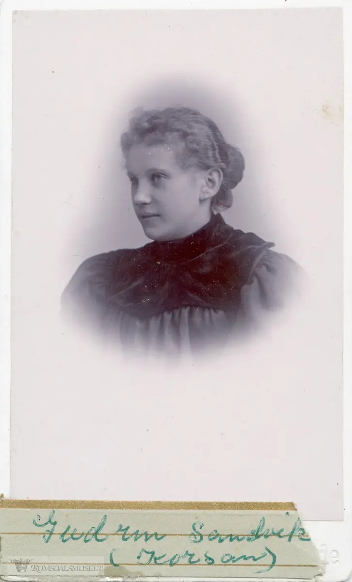 Gudrun Sandvik g.m Ludvig Sandvig f.1873..Bodde 1910 i hus nr 31b