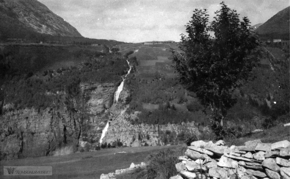 Svisdalen sett fra Jenstad.."Norsk natur Otte Heliogravurer efter fotografier av Sivard Heber"