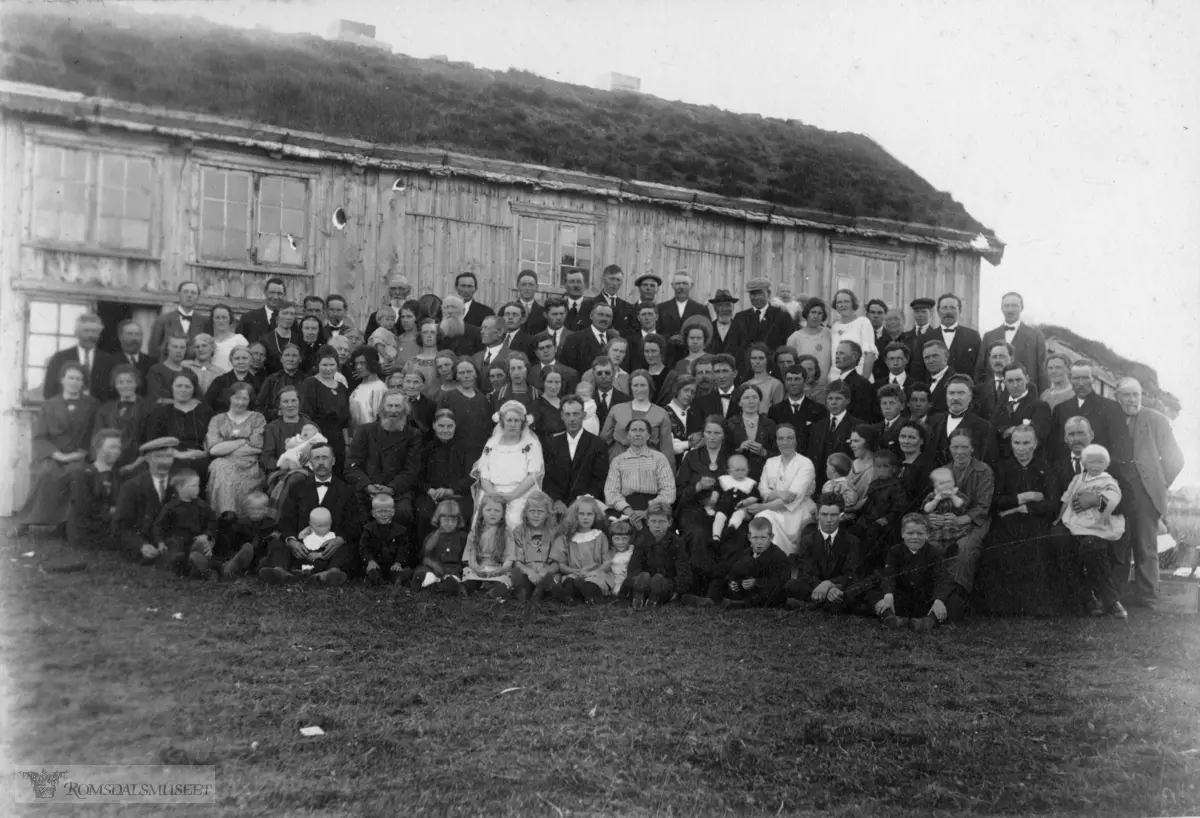 Bryllupet til Lovise og Elias P Huse trolig i 1924..Foreldre til Ranveig Grøttør f.1925..Huset er i "Garden" (Storstaujorda) på Huse, Harøya..Huset til høyre var kårhus, opprinnelig prestestua på Harøya..Våningshus står fremdeles (2011), kårstua revet etter krigen.