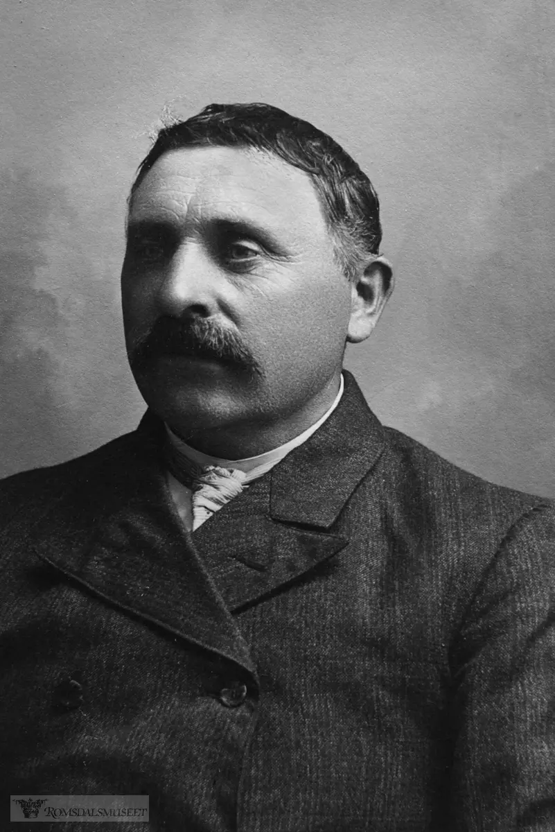 Britanus Ingebrigt Berntsen, foregangsmann i fiskerier, særlig som opphavsmann til drivgarnsfiske etter sild utenfor Sunnmøre...Født 27. november 1862 på garden Ertresvåg i Haram, Møre og Romsdal - død på sin eiendom i Moldelia 4. februar 1939. Gravlagt på Nørve i Ålesund...Bildet er tatt hos fotograf Carl Olafsson i Hafnarfjord, Island .(Se Romsdal Sogelag 2011)