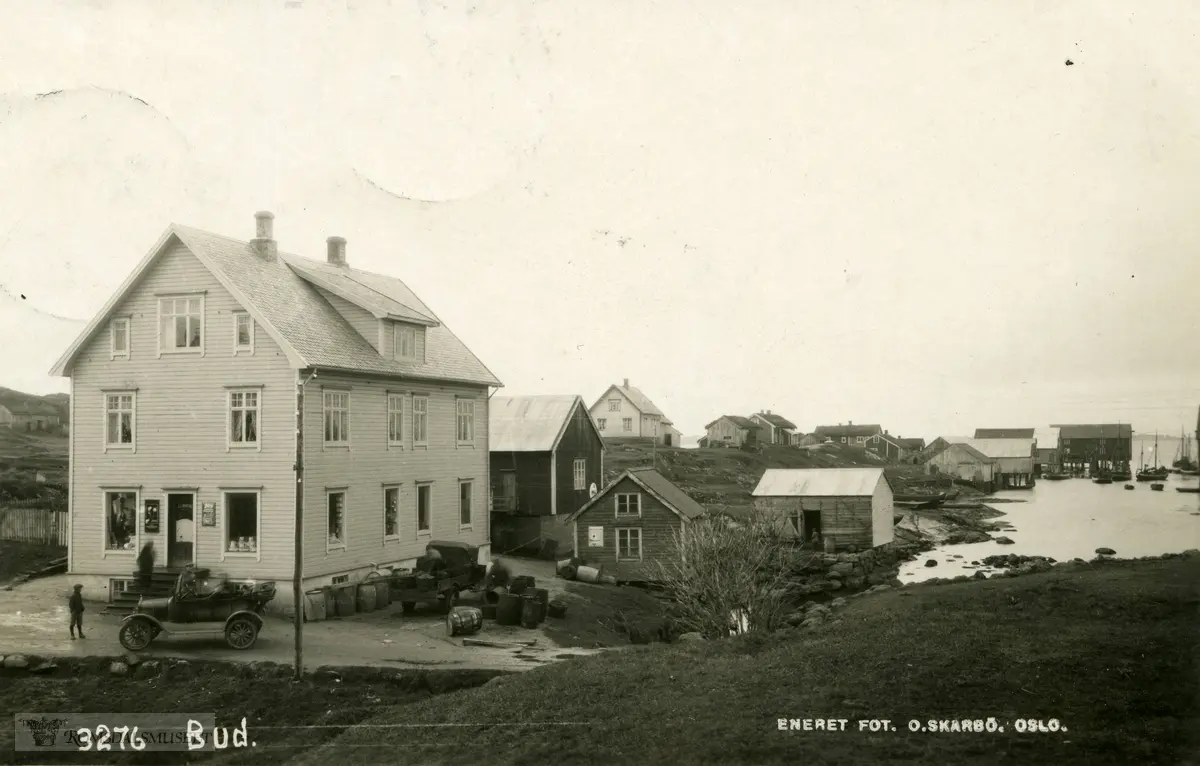 Huset tilhøyrte landhandlar O. L. Hostad i Bud..Personbilen foran trappa er en T-Ford årsmodell 1923-25.