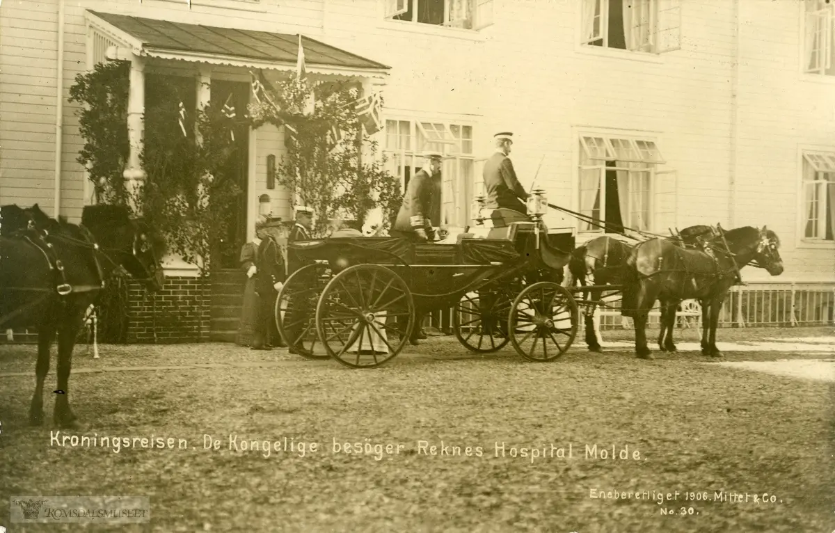 Fra Kroningsreisen i 1906..De kongelige besøker Reknes hospital i Molde.