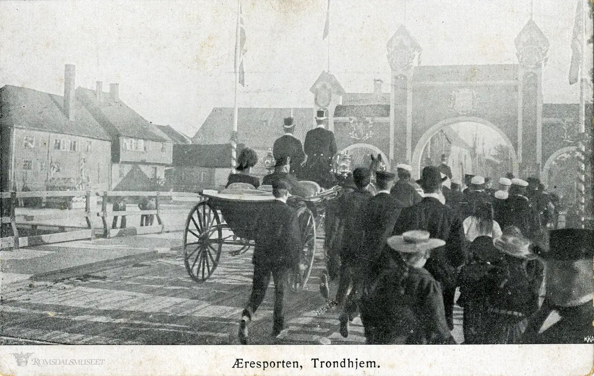 Kroningsreisen..Æresporten i Trondheim.