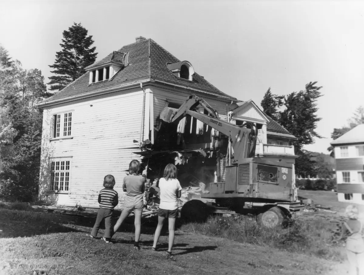 Riving av Møretun sommeren 1974..(4ser5g) .(Se Romsdalsmuseets årbok 1997 side 47)