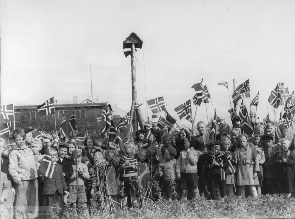 Freden ringes inn: 8 mai 1945. i flg. bestemmelse fra regjeringen i London skulle alle Norske kirke klokker ringe freden inn i Norge fra kl 13.00 til 15.00 denne dag. I mangel av kirkeklokke tok man en gammel en som var på Romsdalsmuseet og henkte opp i det midlertidige tårnet. Ringer var ?/? ?Olsen, han ringte til klokka sprakk. .Da Romsdalsmuseets kapell ble bygget i begynnelsen av 50 årene ble klokka reparert og er nå i Romsdalsmuseets kapell. .Det er en middelalder klokke som opprinnelig har tilhørt Hen stavkirke.