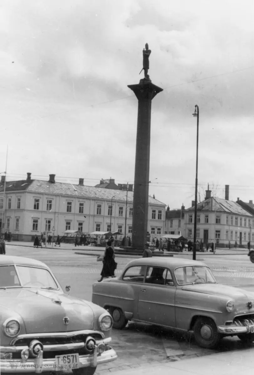 Bilene fra venstre: Amerikansk Ford årsmodell 1951 reg. i Kristiansund politidistrikt, Opel Rekord 1953-54.