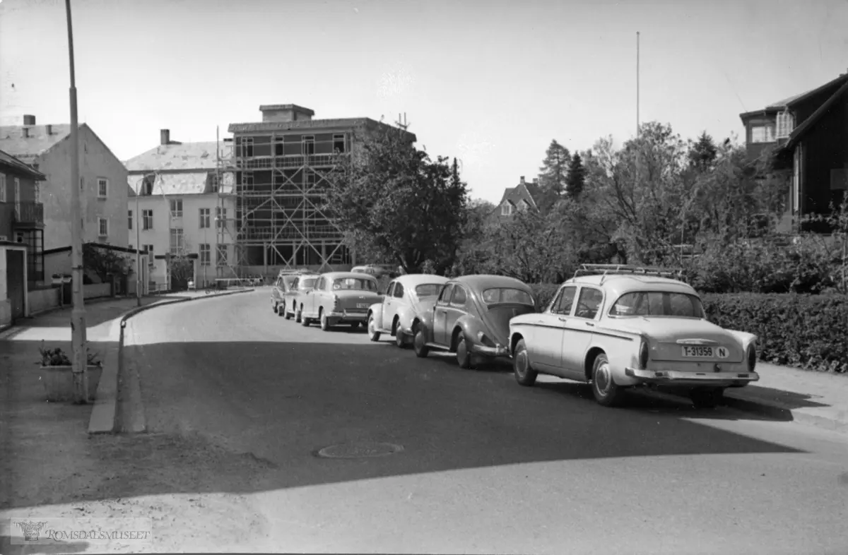 Tilbygg ved Nobel hotell..Nærmeste bil: T-31359 Hillman Minx ca. 1958-1960.