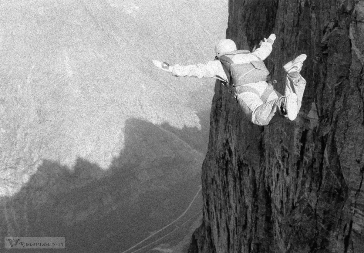 Fallskjermhopping fra Bruraskaret..(Trykt i RB 23.10.1991)