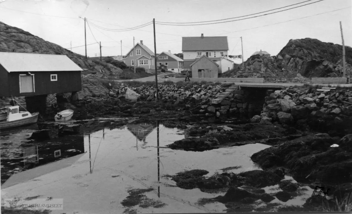 "Små hus navngitte steder"."Brua over Søre Vågen over broa går veien fra fergeleiet.