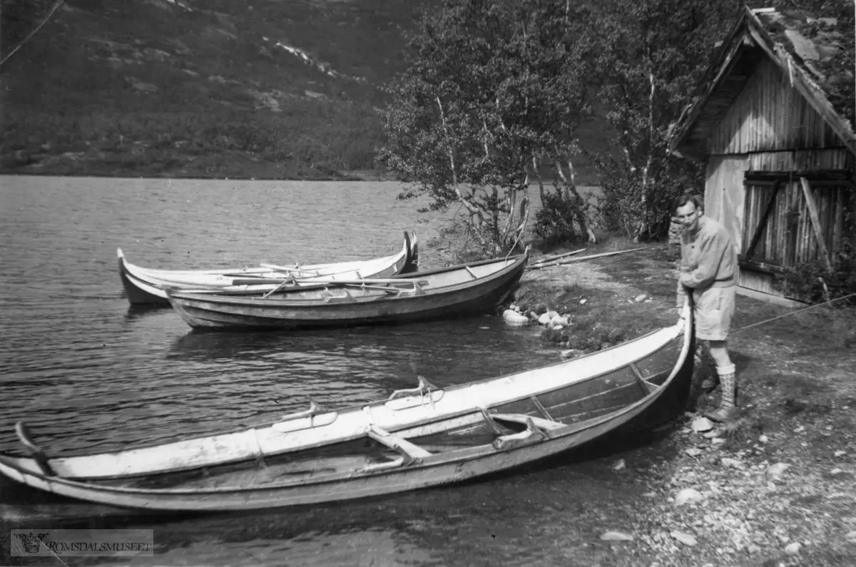 Flåten ved Vangshaugen..18-19 juli 1951..(17-21 juli 1951. Fottur med Truls. Fale i Sunndalen- Vangshaugen- Gruvedalshytta- Skamdalshytta-Lesja-Dombås-Vågomo). .(Beskrivelse av turen ligger i fotoalbumet, det er totalt 15 bilder fra turen).