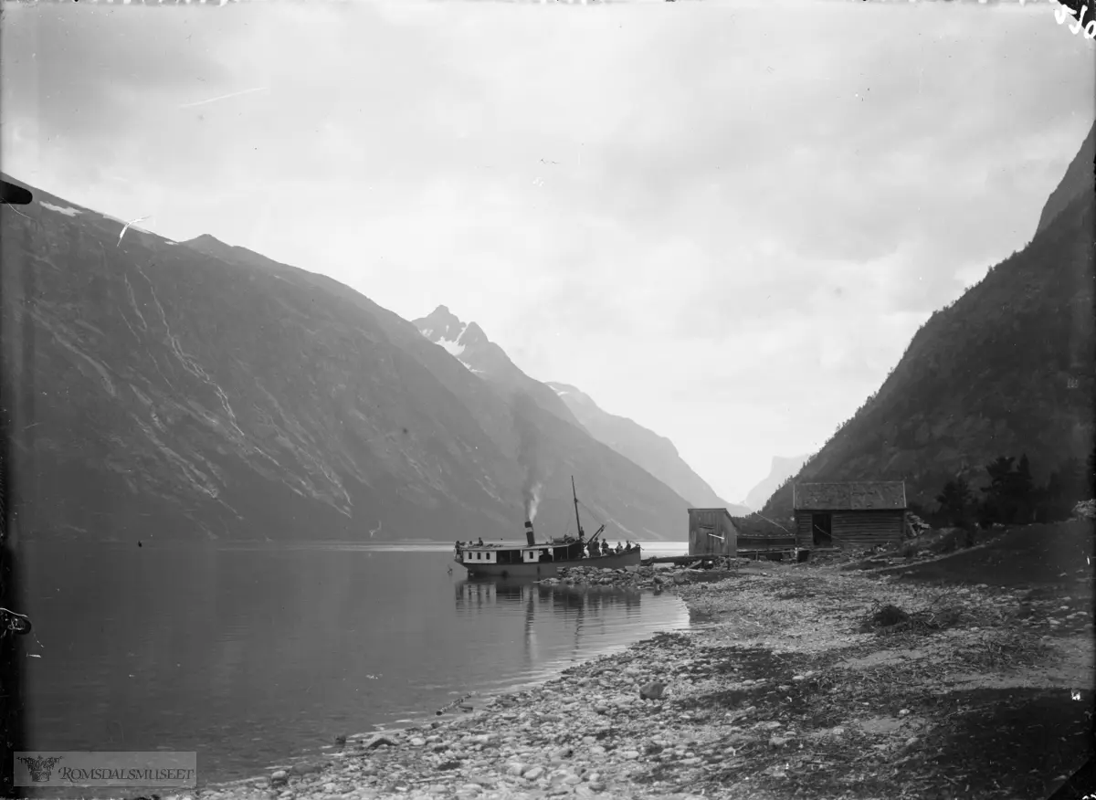 M/S Eikesdal ved steinvoren i Eikesdal