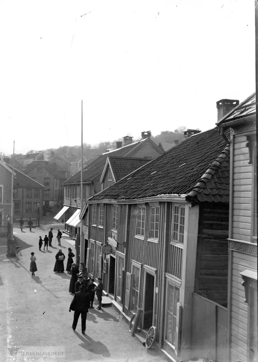 Bildet tatt fra hjørnevinduet i Schistadgården..Storgata sett vestover..Høstmarkgården.