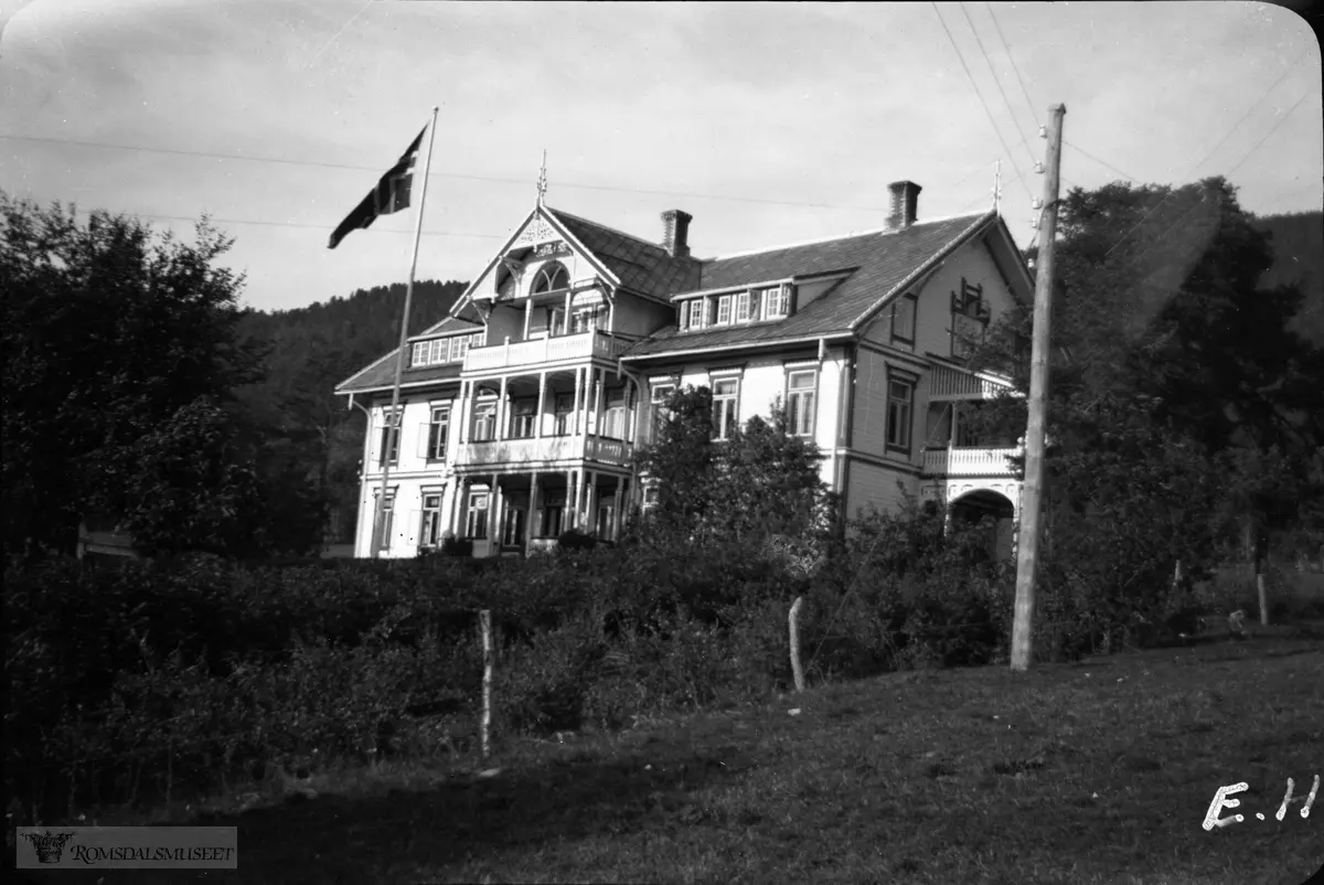 "nr 60. Rauma ungdomsskole "Trygheim"..Hovedhuset på Bjørset bygd i 1880-åra og ble kjøpt av Romsdal indremisjon i 1919 og tatt i bruk som ungdomsskole (Folkehøgskule)..Huset ble revet i 1980-åra.