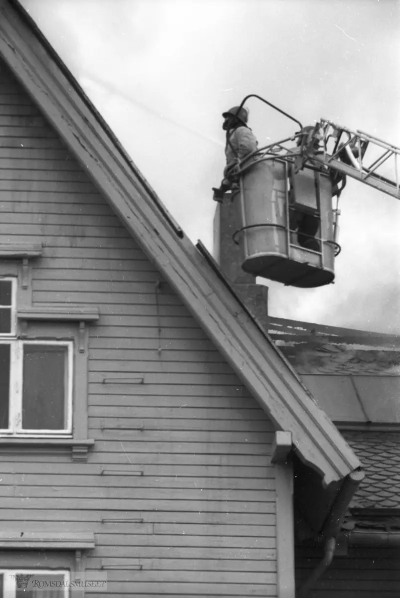 Molde folkeskole øvre vei 23 brenner 10.10.1977..(Bilder fra serien brukt i RB 21/10-1977)