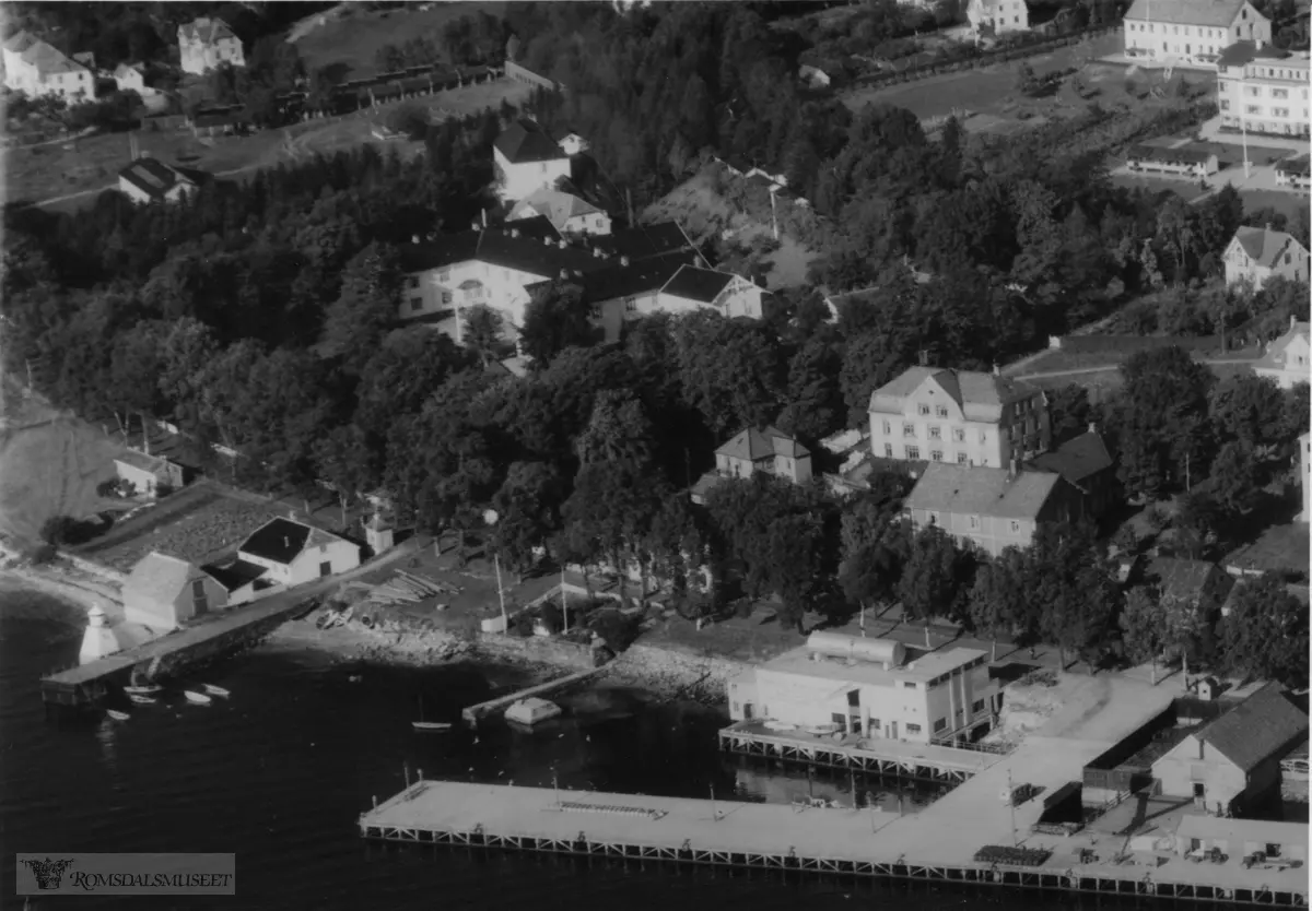 f.v: Fyret, kullbua, grishuset med stall, trafokiosken..Kjølelager bygd 1936.