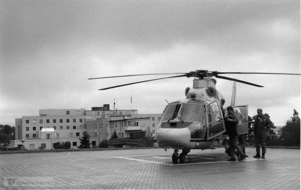 Helikopterdekket, landingsplassen ved fylkessjukehuset i Molde..AS365 Dauphin..(trykt i RB sept.1993)