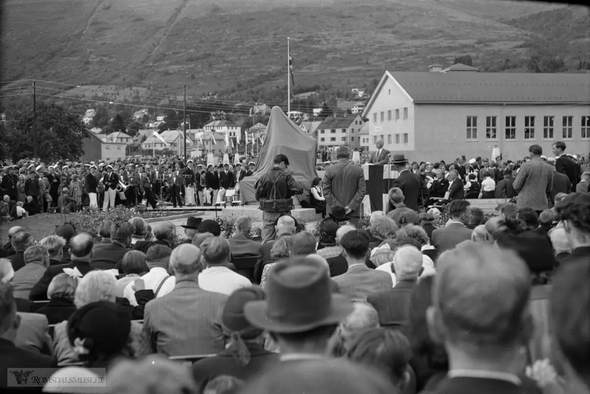 "Ørsta tur august 1953"..Avduking av Ivar Aasen-monumentet..Ivar Aasen-monumentet vart laga av bilethoggar Dyre Vaa. Han sit nærmast talarstolen (t.h.) på to av bileta..Monumentet vart avduka i august 1953, – 140 år etter at Ivar Aasen vart fødd.