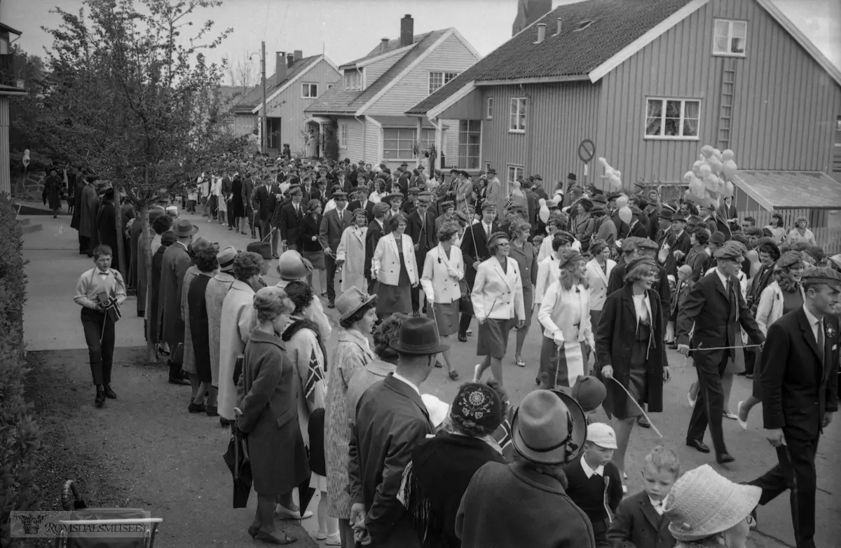 "Før og under 17.mai 1964".