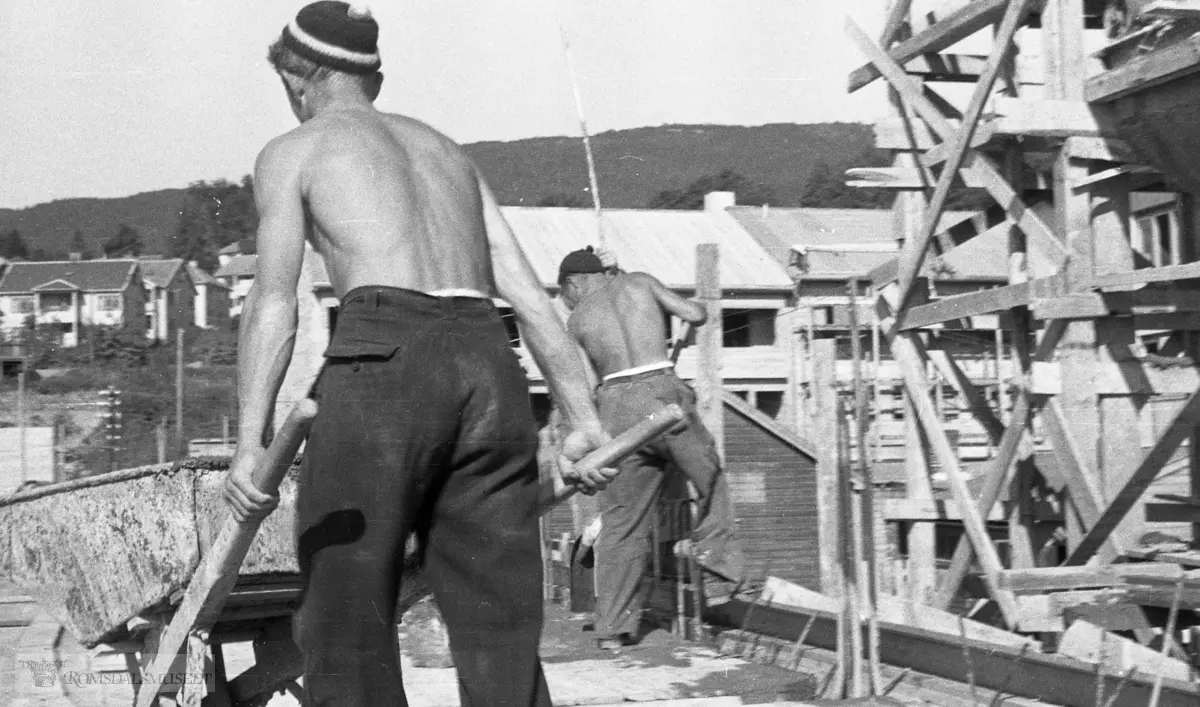 Oppmuring av bygning på vestsiden i Fjordgata. .Molde, fredag 22.08.1947.