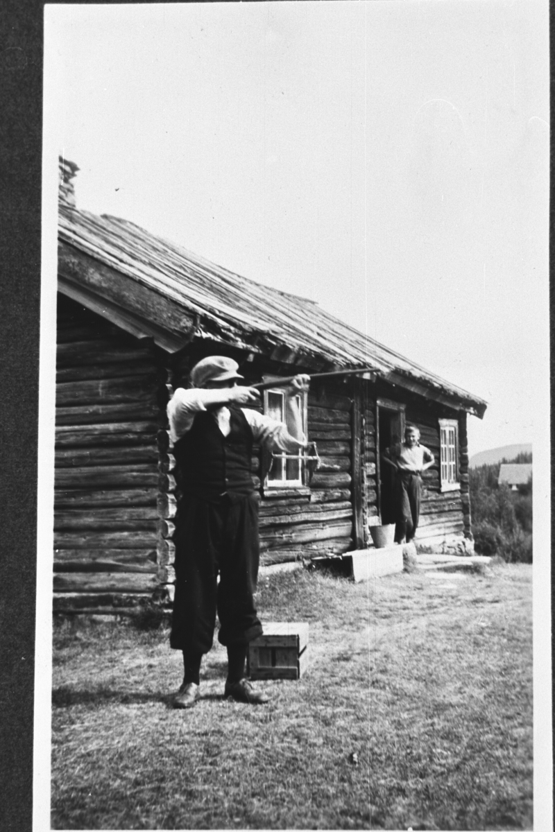 Hans Hulebaklien med våpen.