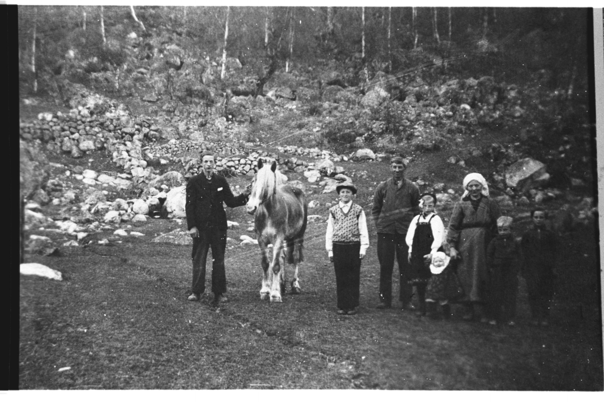 Gruppe,
Frå v. Hermann Uhlen, Bjarne Uhlen, Helge Trillhus Uhlen, Margit Uhlen, Birgit Uhlen og Ragnhild Uhlen.