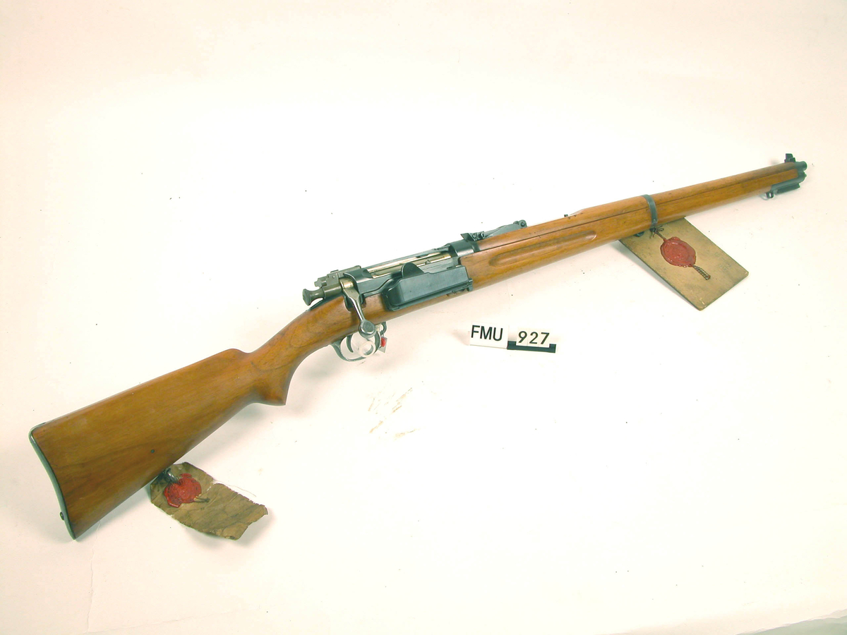 Et av de opprinnelige prøvegeværene men ble endret slik at det tjente som modell ved den formelle approbasjonen av Karabin M1912