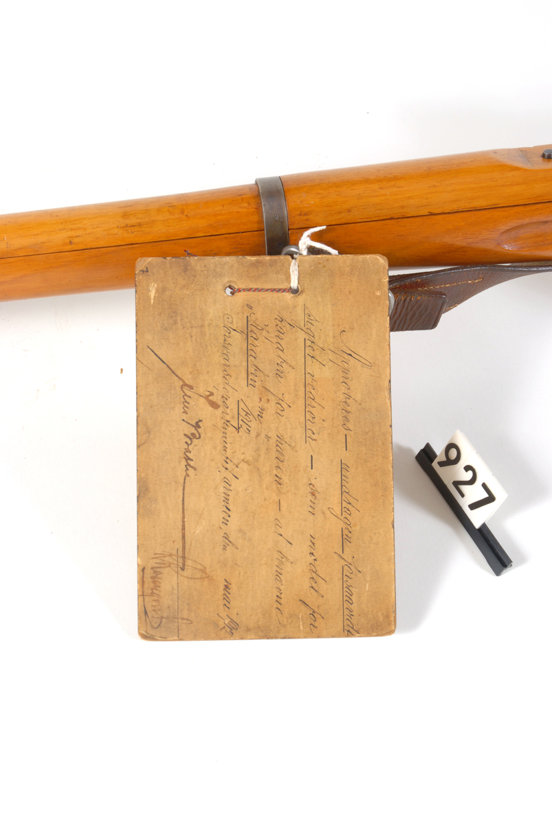 Et av de opprinnelige prøvegeværene men ble endret slik at det tjente som modell ved den formelle approbasjonen av Karabin M1912