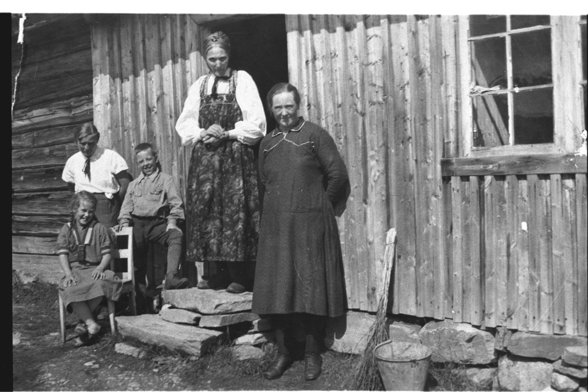 Gruppe,
Kamben,frå h.Birgit Rudningen Stølsdokken,Kristi Storebråten Rudningen,,Ivar Larsen og Valborg Larsen,den bakerste er Martin Larsen.