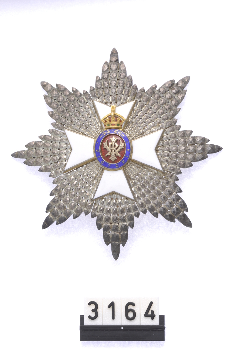 Victoria Orden, Krasjan og kors med skulderbånd, begge merket 253. Etuiet er merket G. C. V. O. 